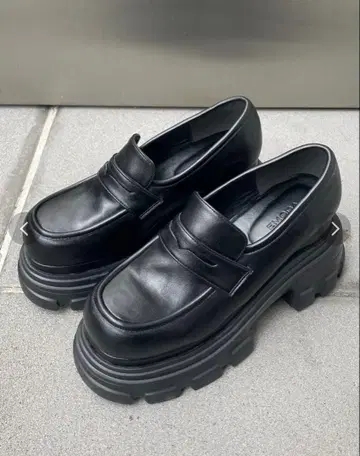 emoda 탱크 밑창 벌키 로퍼 블랙