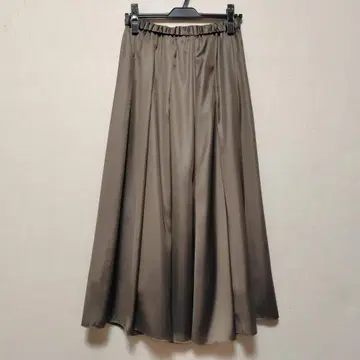 UNTITLED 친츠 가공 턱 스커트 브라운