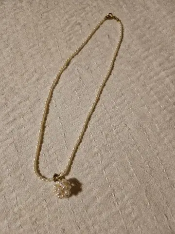 빈티지 화이트 펄 꽃 모티브 목걸이