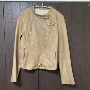 베이지 가죽 자켓 지퍼 디자인