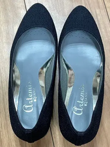 Artemis by DIANA 네이비 펌프스