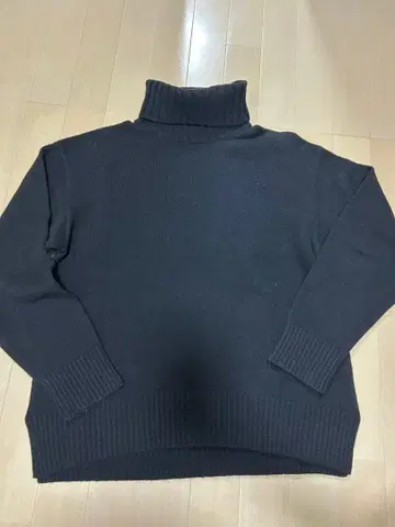 블랙 터틀넥 니트