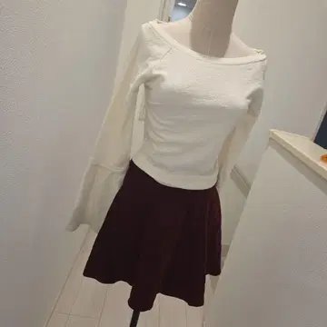 화이트 플레어 슬리브 셋업