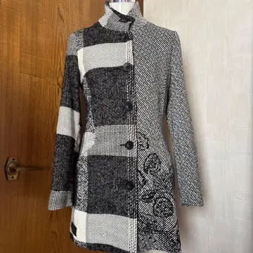 체크 무늬 플라워 자수 롱 코트