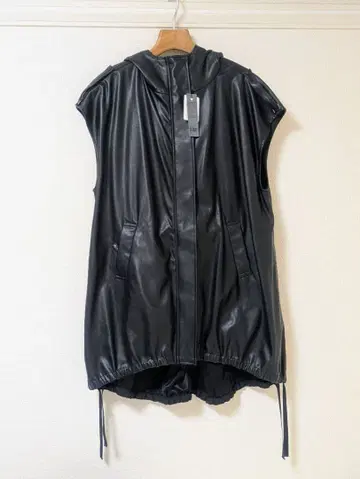 [ JEANASIS ] 후드 부착 블랙 베스트