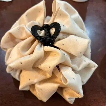 비쥬가 달린 크림색 리본 스크런치