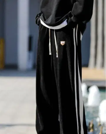 와이드 실루엣 로고 라인 카르제 맨투맨 팬츠