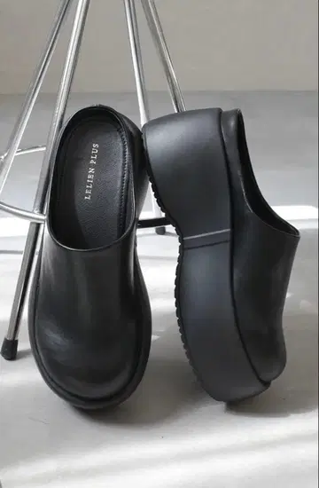 ELEVEN PLUS 블랙 가죽 슬립온