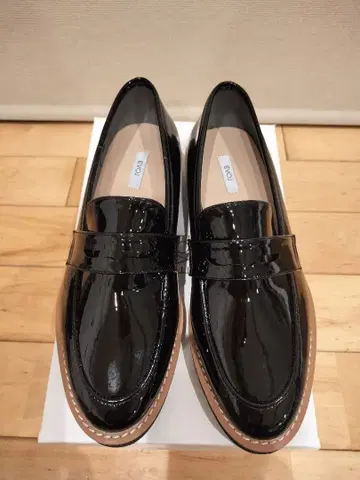 EVOL 에나멜 블랙 로퍼