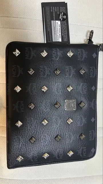 MCM 스터드 장식 블랙 가죽 클러치백