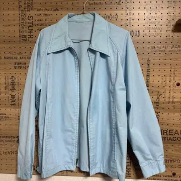 라이트 블루 지퍼 달린 자켓