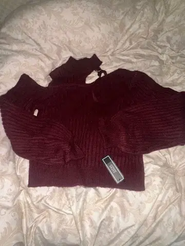 이토미 새상품 버건디 오프숄더 니트