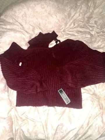 이토미 새상품 버건디 오프숄더 니트