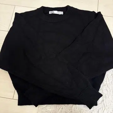 ZARA 블랙 크루넥 니트