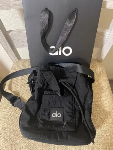 alo yoga 블랙 사선 크로스백 정품