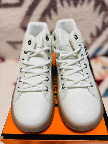 화이트 하이컷 스니커즈