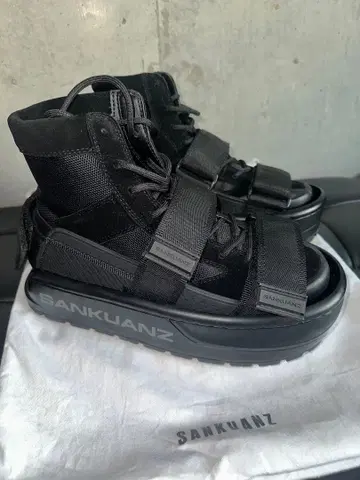 SANKUANZ 블랙 하이컷 스니커즈 26cm