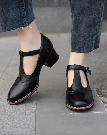 블랙 T 스트랩 펌프스 중간 굽