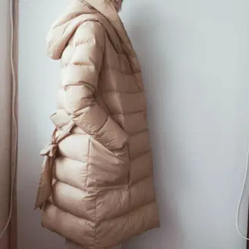 베이지 후드 부착 롱 다운 자켓