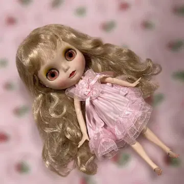 네오 브라이스 금발 프릴 드레스