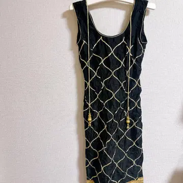 블랙 슬리브리스 무릎 기장 원피스