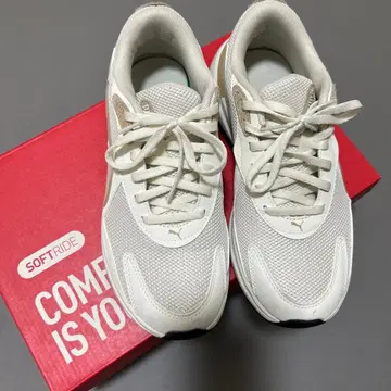 새상품급 PUMA SOFTRIDE 화이트 스니커즈 24.5