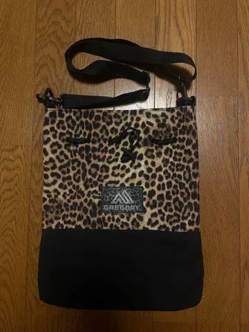 GREGORY 레오파드 무늬 숄더백