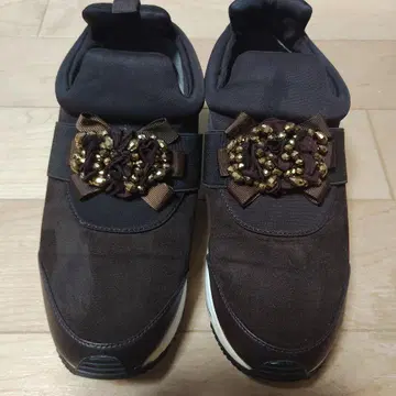 비즈 장식 브라운 스니커즈