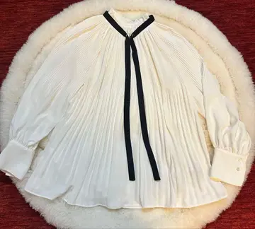 루니 화이트 플리츠 긴팔 블라우스