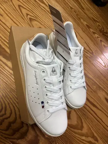 새상품 le coq sportif 화이트 스니커즈