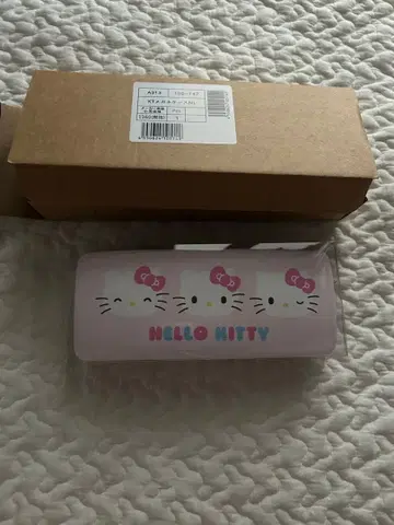 [ 미사용 새상품 ] 헬로키티 안경 케이스 핑크