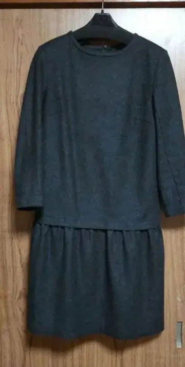 23구 다크 그레이 긴팔 원피스 허리 개더 온워드 카시야마