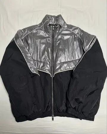 MAISON SPECIAL 이소재 절개 충전솜 트랙 자켓 실버