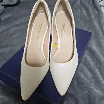 화이트 펌프스 LL 프로필 필독 새상품급