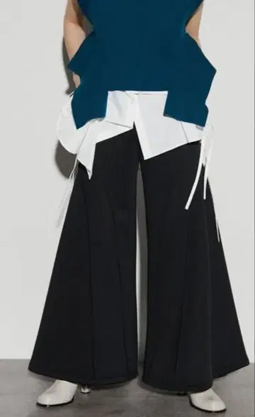 UN3D. 슬라이드 컷 플레어 팬츠 블랙 38
