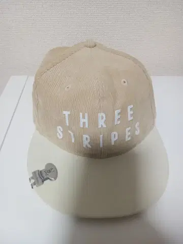 쓰리 스트라이프 코듀로이 캡 베이지