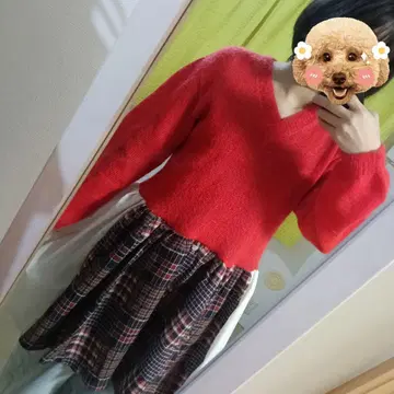 오렌지 니트 V넥과 체크 무늬 스커트