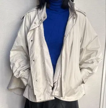 화이트 후드 부착 자켓 이너 탈부착 가능