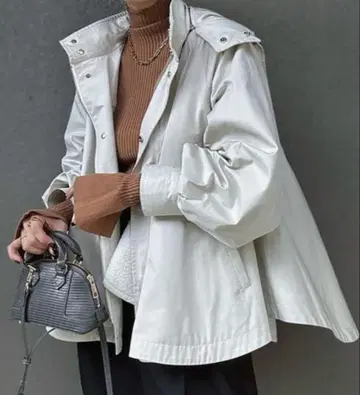 화이트 후드 부착 자켓 후드 탈부착 가능