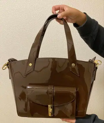 브라운 에나멜 핸드백