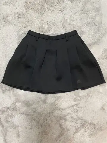 골프웨어 adidas 택 포함 새상품 블랙 플리츠 스커트 뒷부분 밴딩