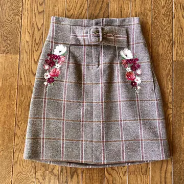 질스튜어트 자수 스커트