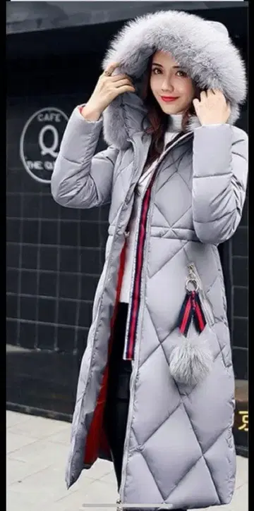 그레이 퍼가 달린 롱 다운 자켓, 개성 있는 네이비와 빨간색 리본이 특징