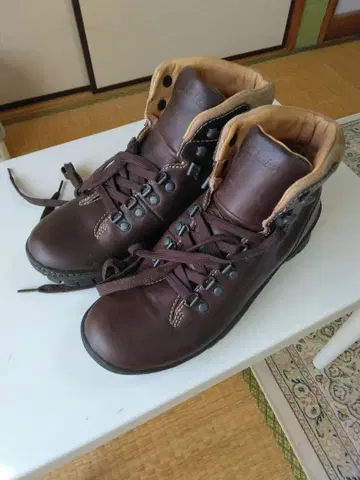 Clarks 다크 브라운 하이컷 부츠