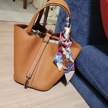 브라운 큐브 백 골드 스카프 포함