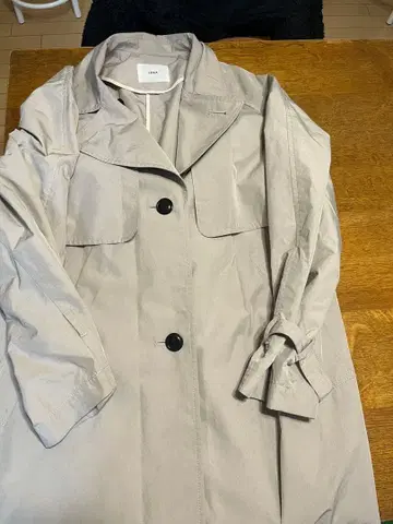 베이지 트렌치코트 커프스 포함