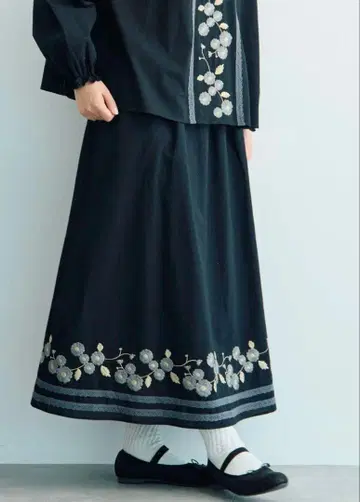 사만사 모스모스 스커트 [WEB 한정판] 꽃무늬 자수 개더 스커트 블랙