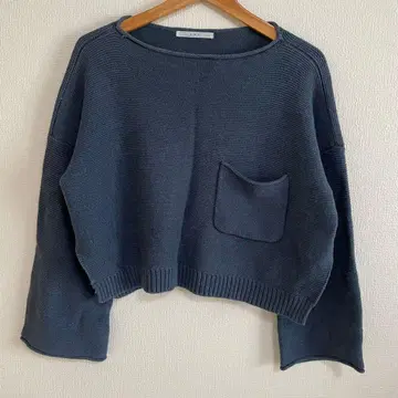 [ KBF ] 니트 스웨터 긴팔 포켓 짧은 기장 다크 블루 포켓 포함