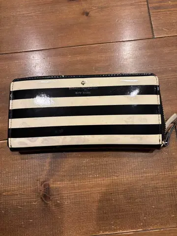 케이트 스페이드 스트라이프 디자인 장지갑 블랙헤드 있음