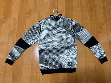 기하학 패턴 긴팔 하이넥 스웨터